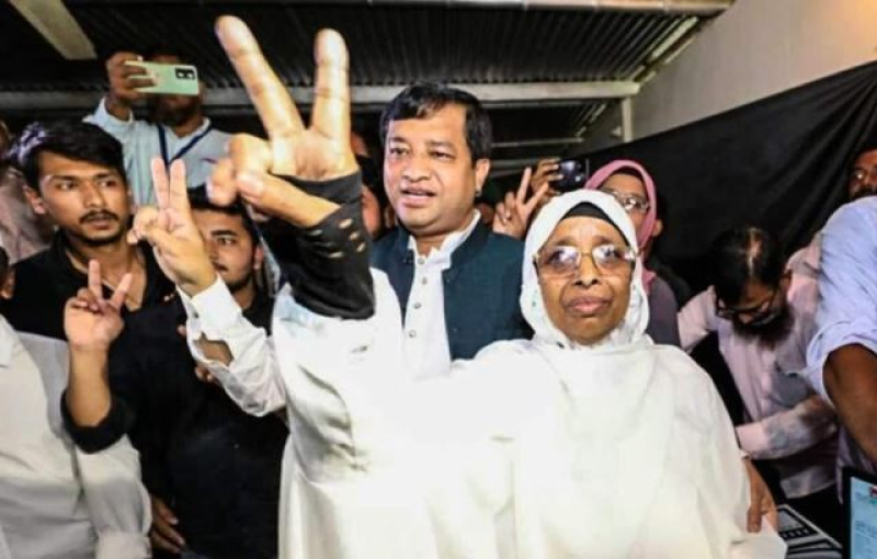 zayeda-khatun-her-son-jahangir-alam-and-other-supports-show-v-sign-after-thursdays-election-46f38cee792b788f8edbc468fe0da6f81685075039.jpg