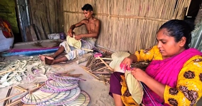 workers-making-hand-fans-with-palm-leaves-in-faridpur-69a92e91d7c1000037f43a78f4b6abd11746416655.jpg