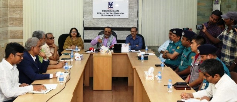 top-officials-of-the-dmp-and-the-university-administration-at-the-office-of-the-vice-chancellor-of-dhaka-university-a5de5d2da3b7d2d8179e16943b6a21a61747504070.jpg