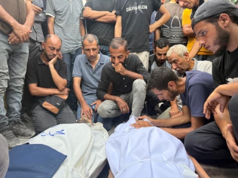 mourners-grieve-over-the-bodies-of-journalists-killed-in-gaza-8d059ef660f678313091d4485bc0e4c31755021377.jpg