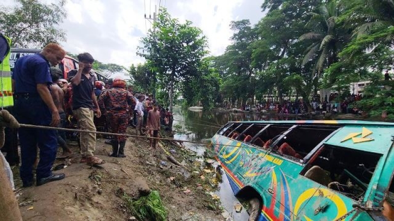 bus-plunged-into-a-canal-in-laxmipur-on-saturday-killing-5-passengers-and-injuring-5-others-75d823b1bd3081d14f1d59450aa77e251757176785.jpg