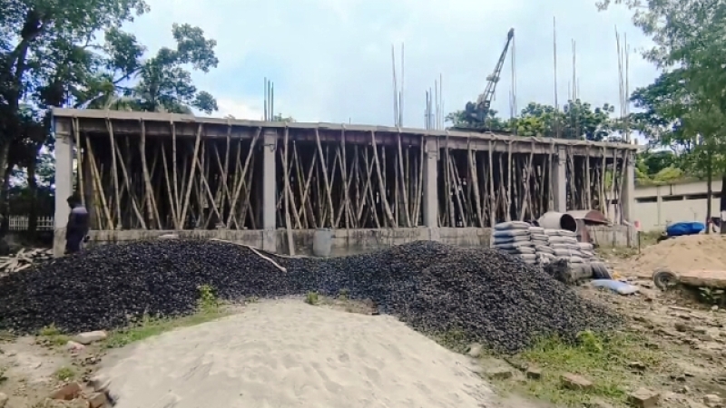 local-people-in-kalapara-stopped-the-construction-of-a-primary-school-building-for-allegedly-using-substandard-material-4aa240a9bd53faaa2cac06224f1423501757613606.jpg