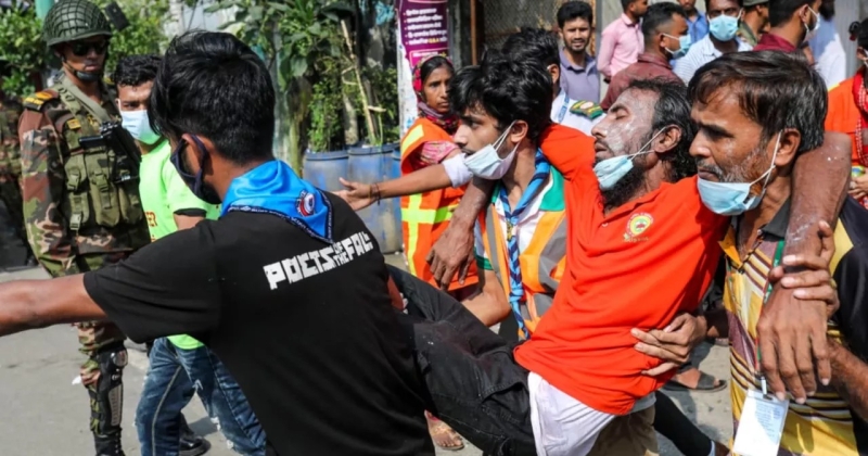 an-injured-man-being-removed-from-the-mirpur-factory-and-chemical-warehouse-fire-scene-5d4219def92a03126f60e15a41fe96a11760499100.jpg