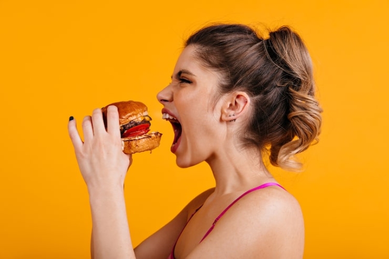 studio-shot-hungry-woman-with-sandwich_197531-13154-9ba96c048963435e3cf760f7233623db1763865946.jpg