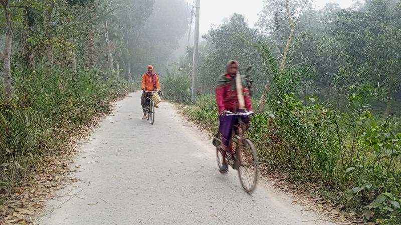 two-cyclists-out-to-work-in-the-shivering-cold-in-chuadanga-on-wednesday-24-dec-2025-morning-327e4e064d27d02878e2b584d3401c7c1766552785.jpg