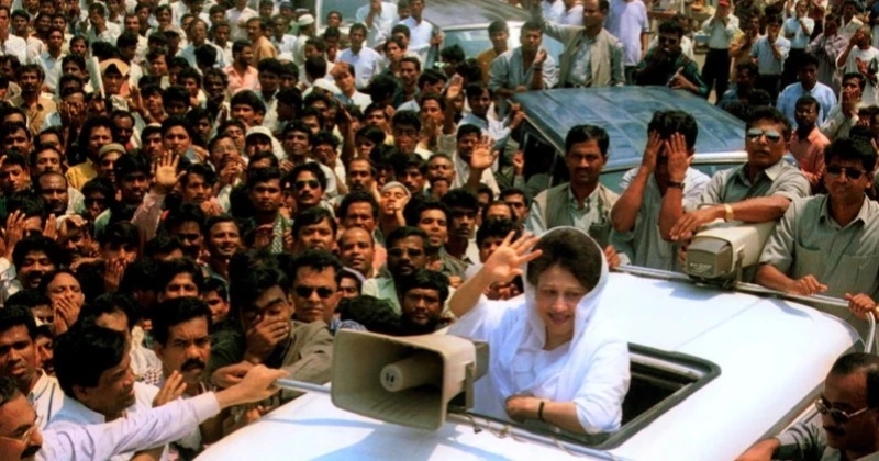 khaleda-zia-bangladeshi-opposition-leader-and-former-prime-minister-waves-at-the-start-of-a-400-kilometer-protest-march-from-dhaka-to-the-northern-village-of-dinajpur-may-16-1999-ad99ddcbe2739b07e9da3267239da3241767115944.jpg