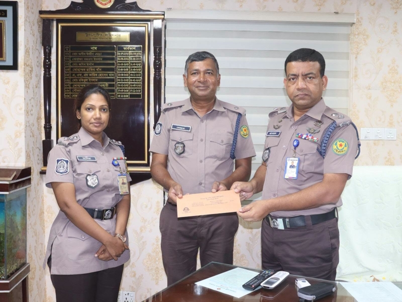 inspector-golam-mostafa-receiving-bravery-award-from-deputy-commissioner-traffic-mirpur-division-mohammad-sanowar-hossain-on-wednesday-f2e5afeff5a855fe9747111381c588ff1782317881.jpg