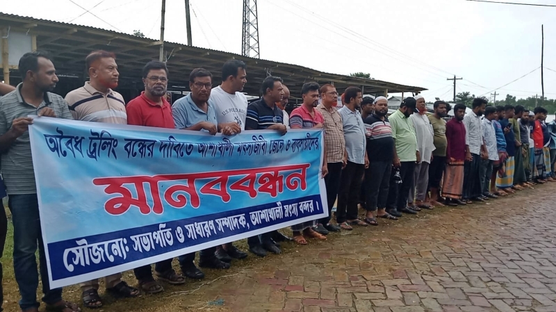 fishermen-staged-a-human-chain-in-kalapara-on-saturday-and-demanded-stopping-of-illegal-trawling-in-the-bay-1b6752ea1f0ca508422b154de902a83f1784395379.jpg