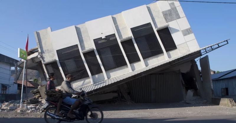 motorists-ride-past-a-building-that-collapsed-during-an-earthquake-in-reo-east-nusa-tenggara-province-indonesia-monday-aug-3114458f8f9a6050e5765b4b65c1d7b71786961224.jpg