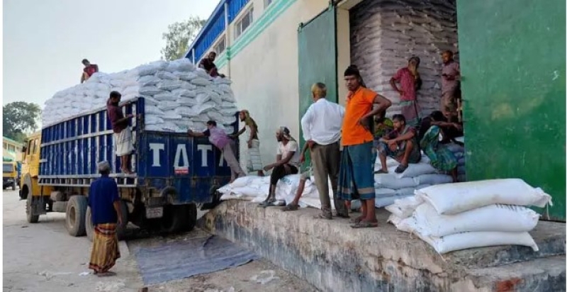 fertilizer-being-unloaded-from-a-truck-in-rangpur-c1bacf3c742c23e88905e634af4aec001789061466.jpg
