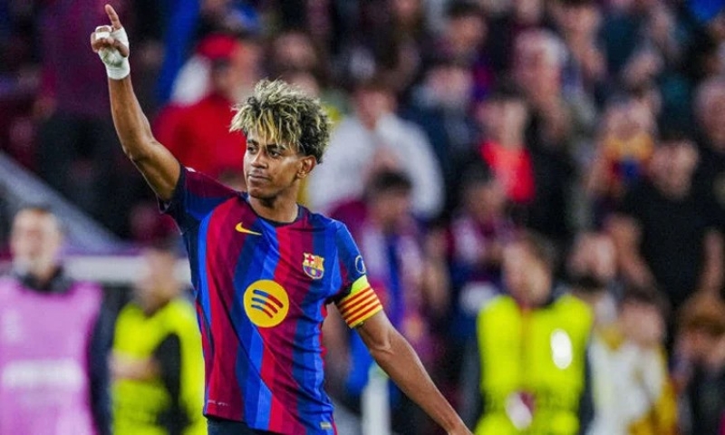 thisyearideserveballondorbarcasyamal-ezgif-8464fc4ddb30c6349d826d8486e0d7451789369705.jpg