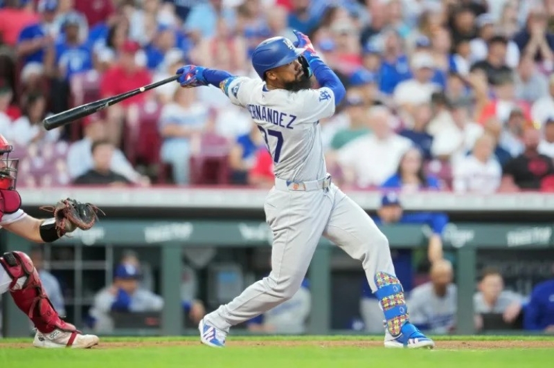 dodgersclinchplayoffberthinbidforthirdstraightworldseries-ezgif-1bd5768afb21b3e1b69aeb5f529e11481789454246.jpg