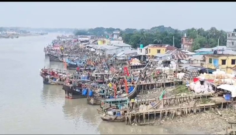 fishinhg-trawlers-were-brought-to-anchorage-in-kalapara-on-wednesday-due-to-the-bay-fishing-ban-d551aebc1bdf45acff885db88b0a5efa1791396117.jpg