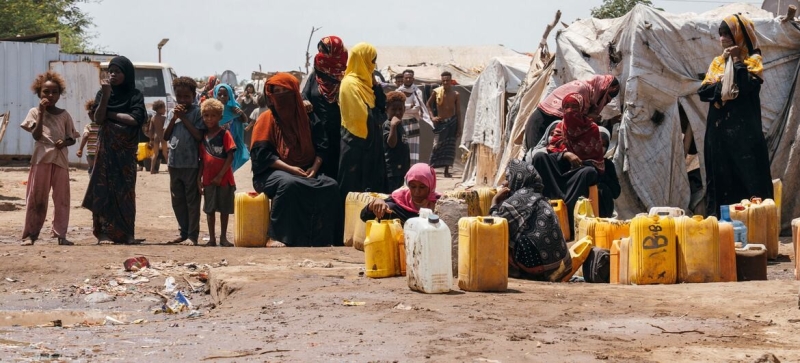 displaced-people-receive-aid-at-a-camp-in-lahj-in-southern-yemen-1a629d6d977ca5dcd10eb1a13a9e19391792778141.jpg