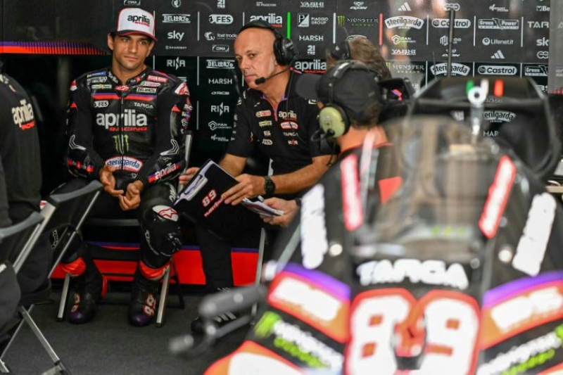 ezgif-injured-martin-out-of-malaysian-motogp-in-big-title-blow-95fcd674cd70b22a65179b4c195185c61793429301.jpg