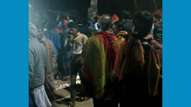 people-gather-at-the-scene-of-the-jewelry-snatching-in-chuadanga-on-sunday-evening-c526bd9e864eda8370b11d6ea8cc4a6e1740368620.jpg