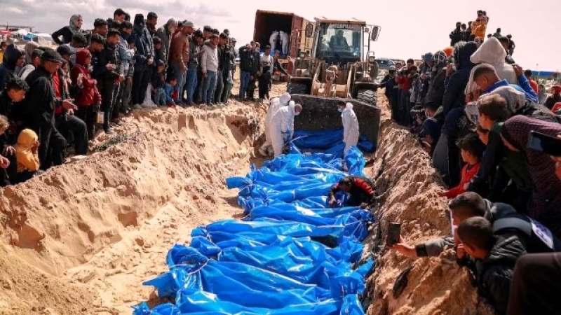 unidentified-bodies-found-in-gaza-being-burried-dc4ac30e216e9d84d6aba2bd5106e2641740632335.jpg