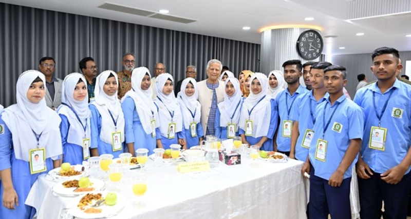 chief-adviser-prof-yunus-had-iftar-with-children-at-the-anjuman-e-mafidul-islam-in-dhaka-city-on-monday-1daadab55e3602691e827aa871e7450a1741059853.jpg