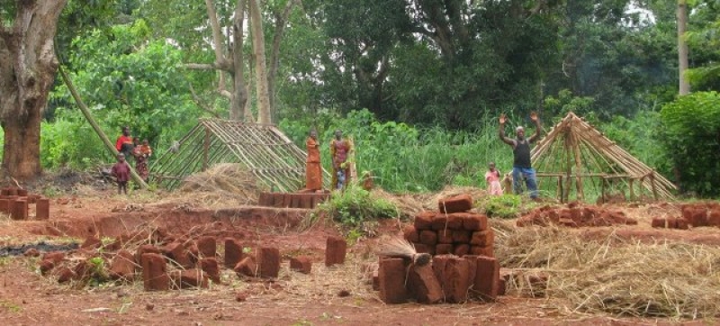 displaced-people-set-up-makeshift-shelters-at-an-idp-camp-in-haut-mbomou-central-african-republic-90b0a9419ed51895f4ba3e2a09b568251741239952.jpg