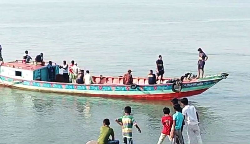 divers-search-for-missing-workers-of-sunken-bulkhead-in-the-padma-in-shariatpur-4389a6e27a825efa58b61898c613fc501741884457.jpg