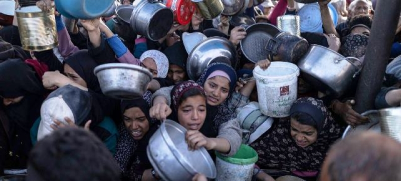 people-gather-at-a-food-distribution-point-in-gaza-city-in-february-2025-c453fc899d8281dab1c4d6831c33cfae1742023034.jpg