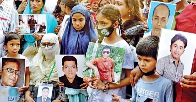 relatives-with-photos-of-enforced-disappearance-vistims-of-bangladesh-a22246c6ce2175c3328548337ec6e3a91742279146.jpg