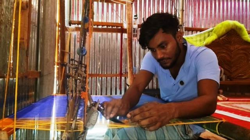 roni-patowary-a-young-jamdani-artisan-of-chandpur-at-work-78d146873a6737576fb05824503613521742444788.jpg