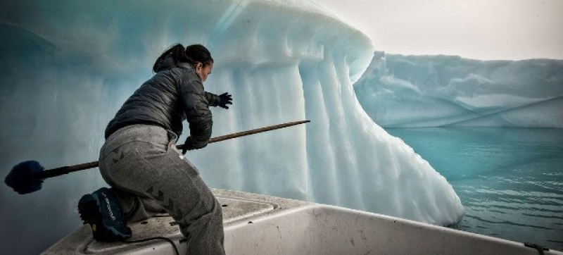 a-fisher-tries-to-prevent-his-net-from-being-dragged-down-by-an-iceberg-in-the-greenland-d0e7b040567d46b03f051c3091f450321742628578.jpg