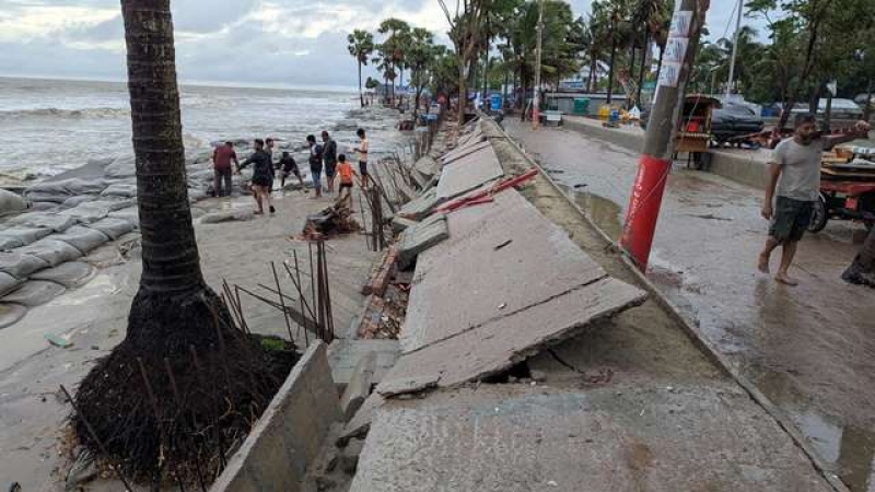 marine-drive-in-kuakata-being-eroed-into-the-sea-before-its-inauguration-39021ee360b0ffdced28436f9846c4c91748541536.jpg