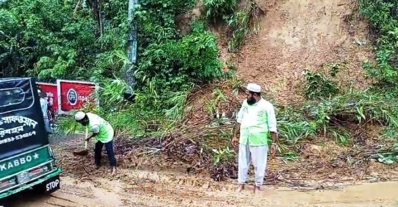 landslide-covers-part-of-a-road-in-khagrachhari-workers-clear-the-soil-coming-down-a-hill-0f3a413fe66065df981987d82b0ada691750266206.jpg